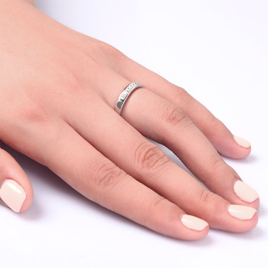Alianza de boda de plata de ley con diamantes simulados de talla princesa engastados en canal