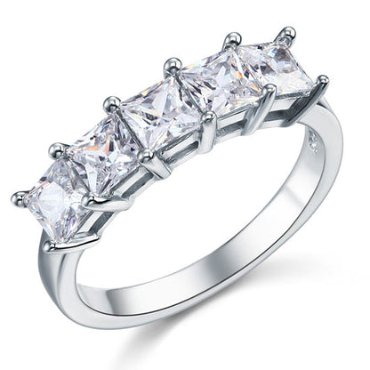 Anillo de cinco diamantes simulados de talla princesa en plata de ley