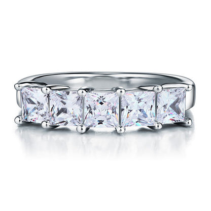 Anillo de cinco diamantes simulados de talla princesa en plata de ley