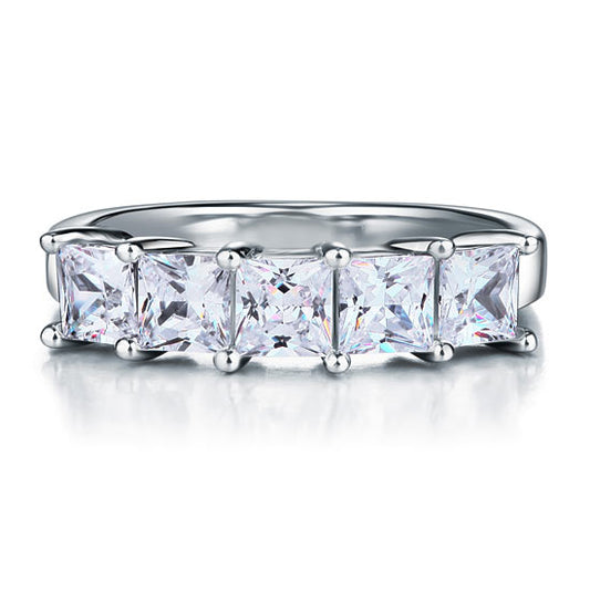 Anillo de cinco diamantes simulados de talla princesa en plata de ley