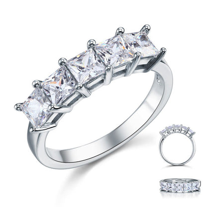 Anillo de cinco diamantes simulados de talla princesa en plata de ley