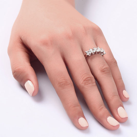 Anillo de cinco diamantes simulados de talla princesa en plata de ley
