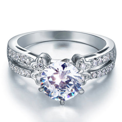 Anillo pavé de diamantes simulados de 2 quilates con cuerpo dividido en plata de ley