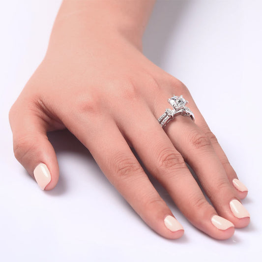 Bague pavée de diamants simulés à tige fendue de 2 carats en argent sterling
