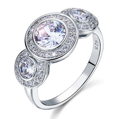 Anillo de halo de diamantes simulados de tres piedras de 2,5 quilates en plata de ley