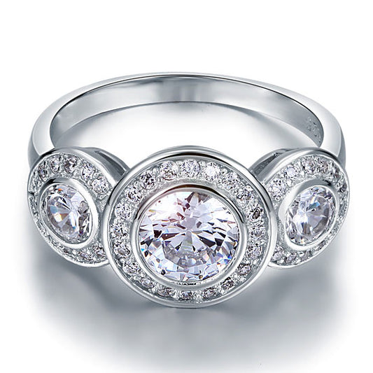 Anillo de halo de diamantes simulados de tres piedras de 2,5 quilates en plata de ley