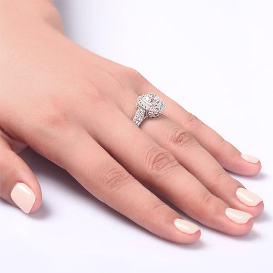 Anillo de halo vintage con diamantes redondos simulados de 2 quilates en plata de ley