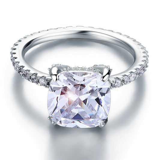 Anillo de eternidad de 5 quilates con diamantes simulados de talla cojín en plata de ley.