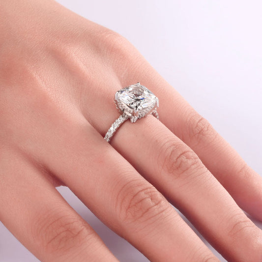 Anillo de eternidad de 5 quilates con diamantes simulados de talla cojín en plata de ley.