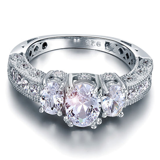 Anillo vintage de tres piedras con diamantes simulados de talla ovalada en plata de ley