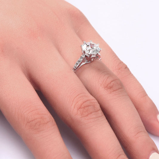 Bague pavée de diamants synthétiques ronds de 2 carats en argent sterling