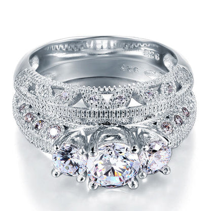 Conjunto nupcial de tres piedras de estilo vintage con diamantes simulados de 1,5 quilates en plata de ley.