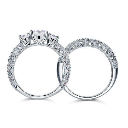 Conjunto nupcial de tres piedras de estilo vintage con diamantes simulados de 1,5 quilates en plata de ley.