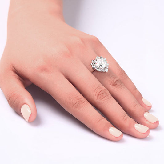 Anillo de halo de diamantes simulados de talla corazón de 2,5 quilates en plata de ley