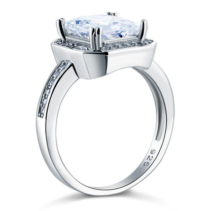 Anillo rectangular de 4 quilates con halo de diamantes simulados de talla princesa en plata de ley