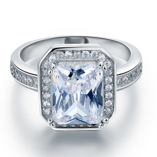 Anillo rectangular de 4 quilates con halo de diamantes simulados de talla princesa en plata de ley