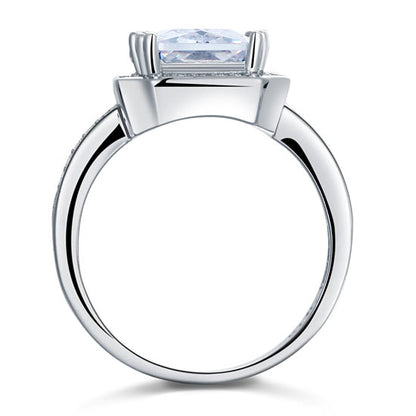 Anillo rectangular de 4 quilates con halo de diamantes simulados de talla princesa en plata de ley