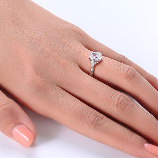 Anillo de diamantes simulados de tres piedras de talla ovalada de 1,5 quilates en plata de ley