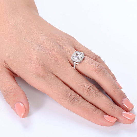 Anillo de halo de diamantes simulados de talla cojín de 3 quilates en plata de ley