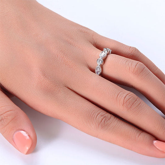 Anillo de eternidad con bisel de diamantes simulados de talla marquesa en plata de ley