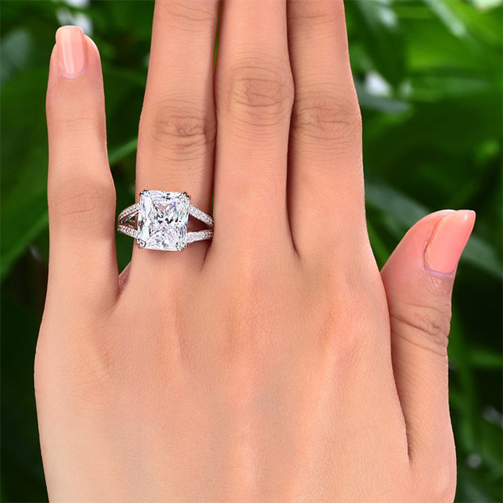 Anillo de 6 quilates con diamante simulado de corte radiante y cuerpo dividido en plata de ley