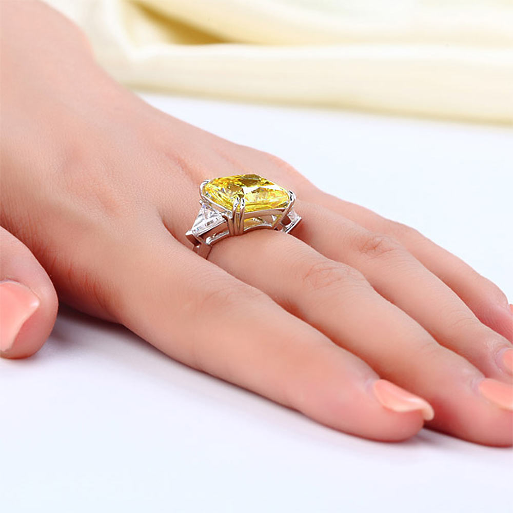 Anillo de tres piedras de diamante simulado amarillo de talla princesa de 8 quilates en plata de ley
