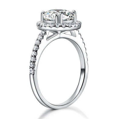 Anillo de halo de diamantes simulados redondos de 2 quilates en plata de ley