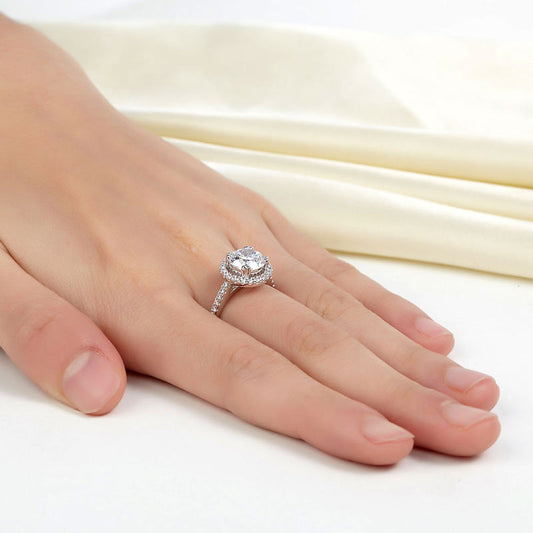 Anillo de halo de diamantes simulados redondos de 2 quilates en plata de ley