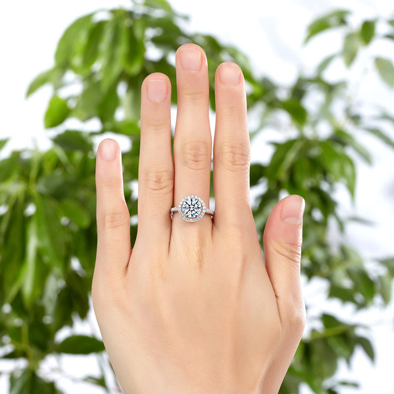 Anillo de halo de diamantes simulados redondos de 2 quilates en plata de ley