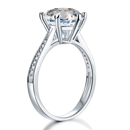 Anillo de diamantes redondos simulados de 3 quilates en plata de ley
