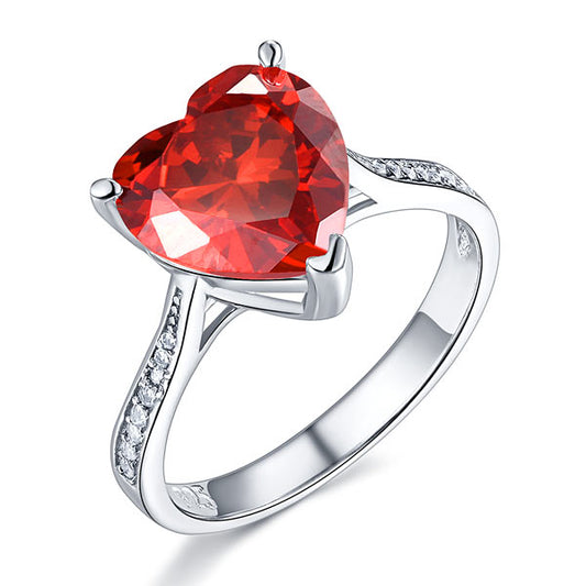 Anillo de plata de ley con diamante simulado rojo rubí de talla corazón de 3,5 quilates.