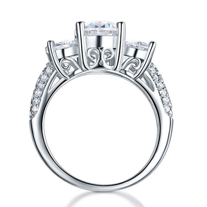 Anillo de diamantes simulados de talla brillante redonda de tres piedras de 2 quilates
