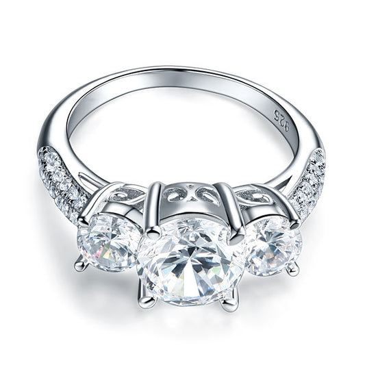Anillo de diamantes simulados de talla brillante redonda de tres piedras de 2 quilates