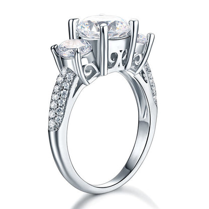 Anillo de diamantes simulados de talla brillante redonda de tres piedras de 2 quilates