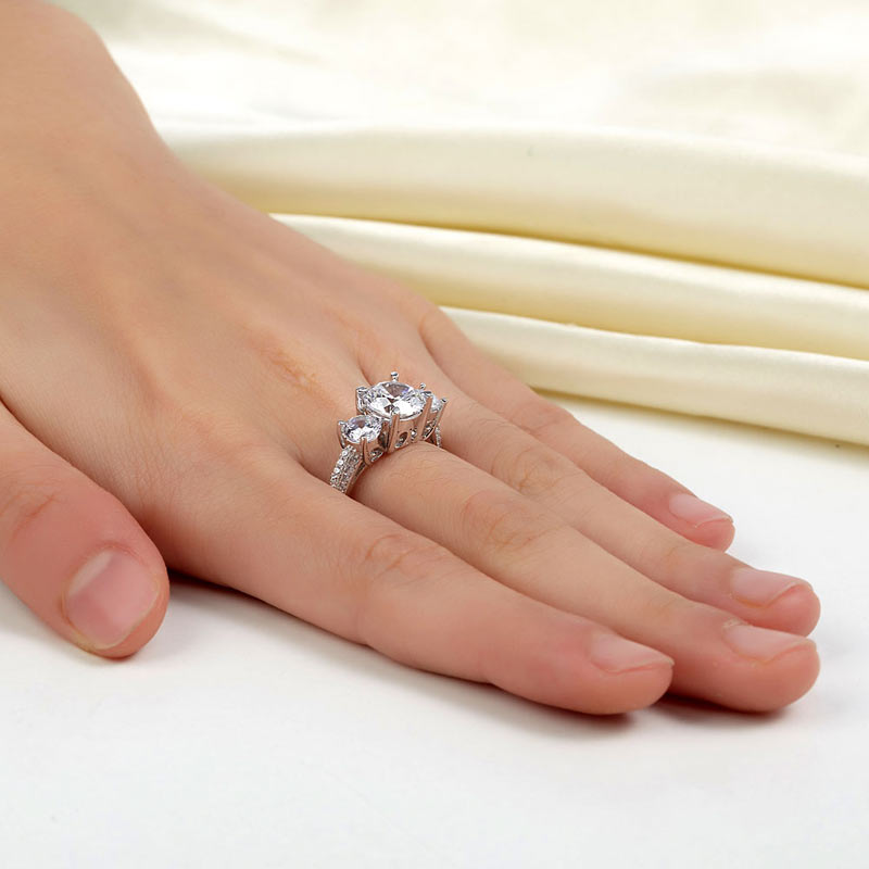Anillo de diamantes simulados de talla brillante redonda de tres piedras de 2 quilates
