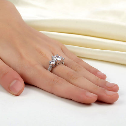 Anillo de diamantes simulados de talla brillante redonda de tres piedras de 2 quilates