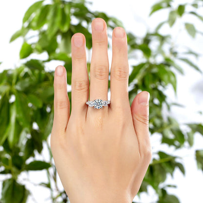 Anillo de diamantes simulados de talla brillante redonda de tres piedras de 2 quilates
