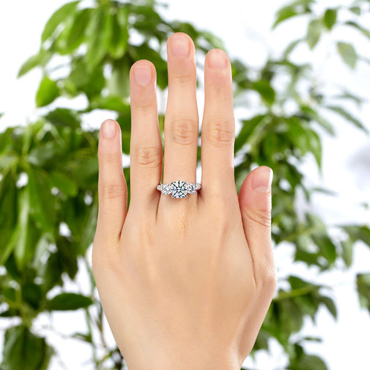 Anillo de diamantes simulados de talla brillante redonda de tres piedras de 2 quilates