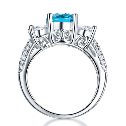 Anillo de diamantes simulados azul aguamarina de tres piedras de talla brillante redonda de 2 quilates