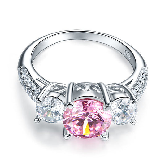 Anillo de diamantes simulados rosados de talla brillante redonda de tres piedras de 2 quilates