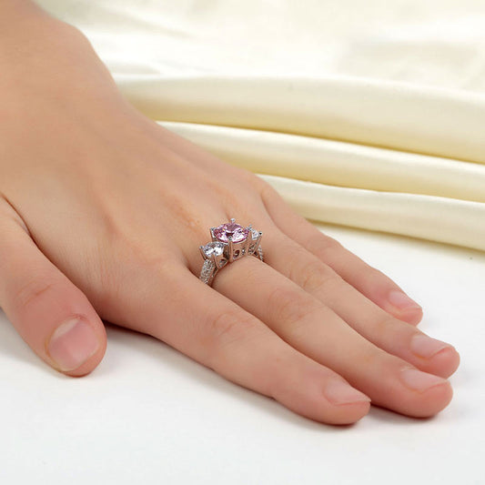 Anillo de diamantes simulados rosados de talla brillante redonda de tres piedras de 2 quilates