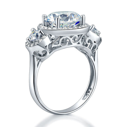 Anillo de halo de diamantes simulados de tres piedras de 4 quilates en plata de ley