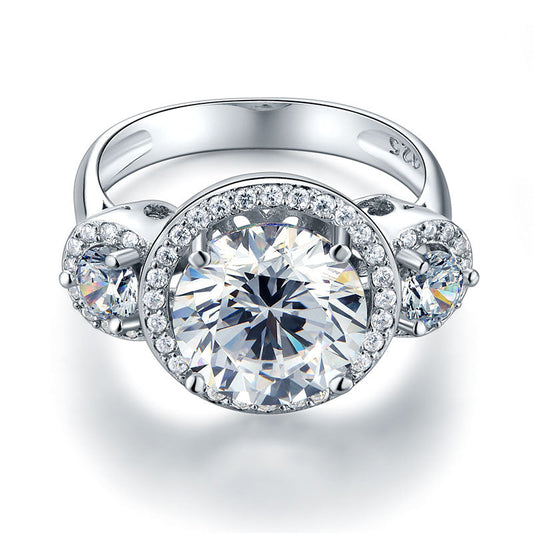 Anillo de halo de diamantes simulados de tres piedras de 4 quilates en plata de ley