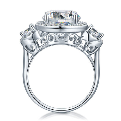 Anillo de halo de diamantes simulados de tres piedras de 4 quilates en plata de ley
