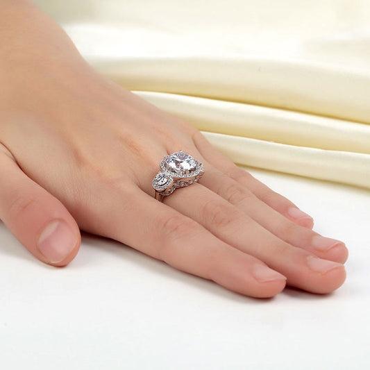Anillo de halo de diamantes simulados de tres piedras de 4 quilates en plata de ley
