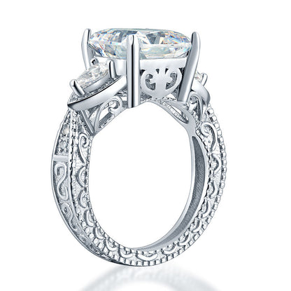 Anillo vintage de plata de ley con diamantes simulados de talla princesa de tres piedras y 4 quilates.