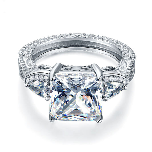 Anillo vintage de plata de ley con diamantes simulados de talla princesa de tres piedras y 4 quilates.