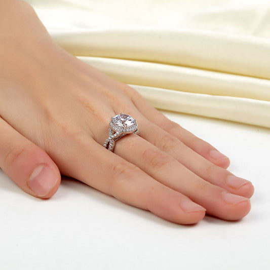 Anillo de 3 quilates con diamante simulado de talla brillante redonda y cuerpo retorcido en plata de ley.