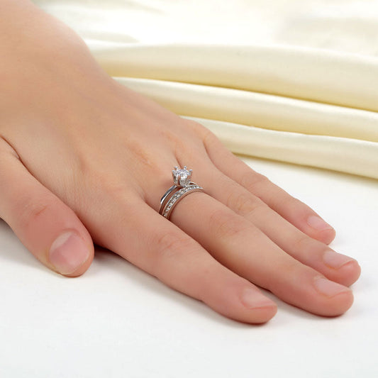 Anillo solitario de diamante simulado redondo con cuerpo dividido en plata de ley