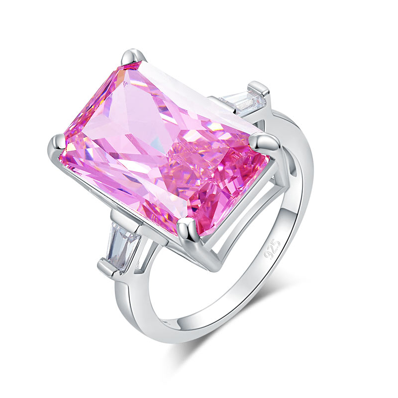 Anillo rectangular de plata de ley con diamante rosa simulado de talla princesa de 8,5 quilates.